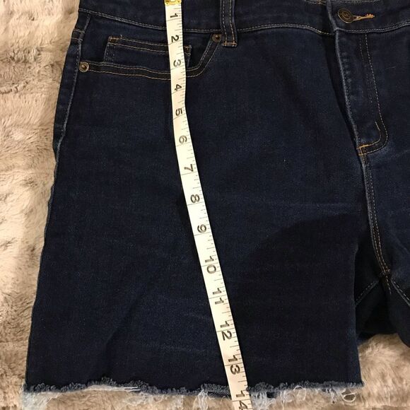 𝅺: : MICHAEL KORS Like New Dark Wash Raw Hem Denim Shorts : : - Picture 2 of 10